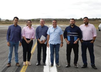 Em Caruaru, governador em exercício Ricardo Paes Barreto conhece projeto de modernização do aeroporto