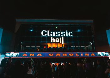 Ana Carolina celebrou 25 anos de carreira com show lotado no Classic Hall