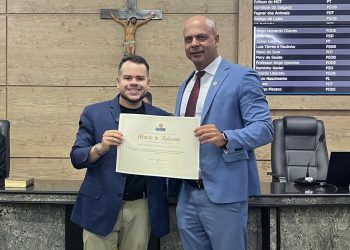 Anderson Correia homenageia influenciador Netto na Câmara de Caruaru