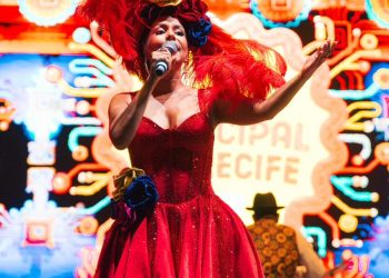 Com o Classic Hall completamente lotado, Priscila Senna foi ovacionada no Baile Municipal ao lado de Spok, Elba Ramalho e Gerlane Lops