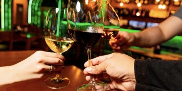 Grupo Tio Armênio em Caruaru promove, em uma noite, uma volta ao mundo por meio dos vinhos