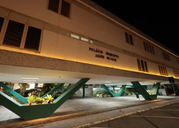 Prédios públicos municipais de Caruaru recebem iluminação especial em apoio ao Maio Laranja