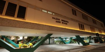 Prédios públicos municipais de Caruaru recebem iluminação especial em apoio ao Maio Laranja