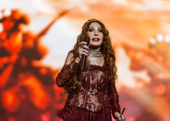 EXCLUSIVO| Por trás dos figurinos de Elba Ramalho no São João 2026: a direção criativa de Amanda Mezkta