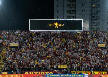 Novo placar da Ilha do Retiro estreou com show visual