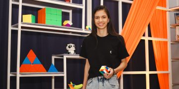 Artista de Toritama, Ana Clara homenageia grandes mulheres em exposição de mosaicos de cubos mágicos