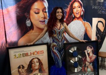 Priscila Senna recebe disco duplo de platina antes de estreia no Rock in Rio