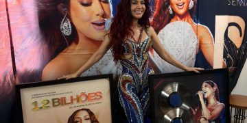 Priscila Senna recebe disco duplo de platina antes de estreia no Rock in Rio
