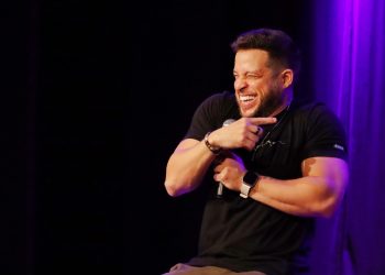 Humorista Flávio Andradde traz novo show para Caruaru e Belo Jardim em outubro