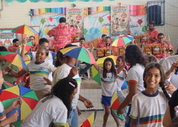 Muito além do Carnaval, frevo entra na rotina escolar e aproxima gerações no Recife