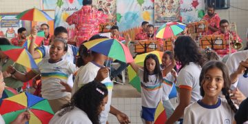 Muito além do Carnaval, frevo entra na rotina escolar e aproxima gerações no Recife
