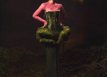 Priscila Senna surpreende no Baile da Sephora ao surgir como uma planta carnívora