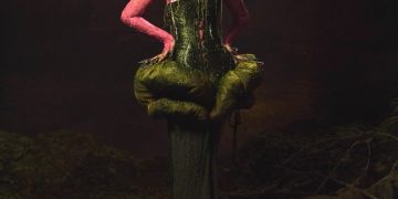 Priscila Senna surpreende no Baile da Sephora ao surgir como uma planta carnívora