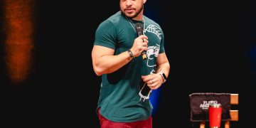 Humorista Flávio Andradde traz o novo show para Caruaru e Belo Jardim