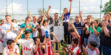 Rodrigo Pinheiro e Raquel Lyra entregam primeira areninha esportiva de Caruaru